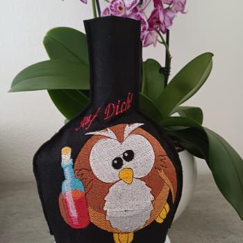 Vollstickdatei Eule mit Weinflasche